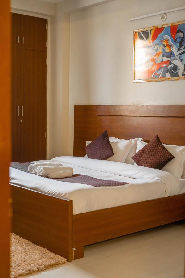 The Lodgers 2 Bhk Serviced Apartment Infront Of Artemis Hospital 구르가온 외부 사진