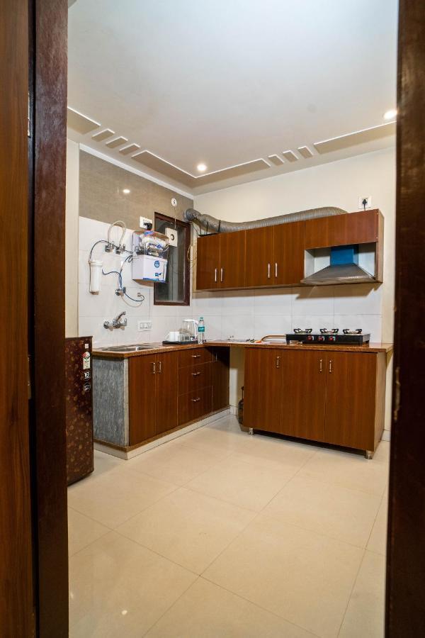 The Lodgers 2 Bhk Serviced Apartment Infront Of Artemis Hospital 구르가온 외부 사진