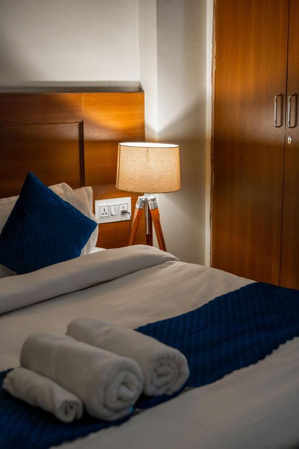 The Lodgers 2 Bhk Serviced Apartment Infront Of Artemis Hospital 구르가온 외부 사진