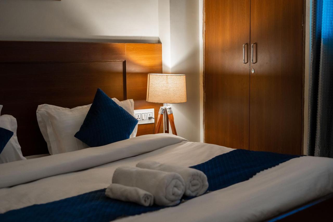 The Lodgers 2 Bhk Serviced Apartment Infront Of Artemis Hospital 구르가온 외부 사진