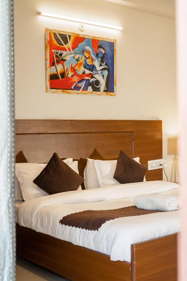 The Lodgers 2 Bhk Serviced Apartment Infront Of Artemis Hospital 구르가온 외부 사진