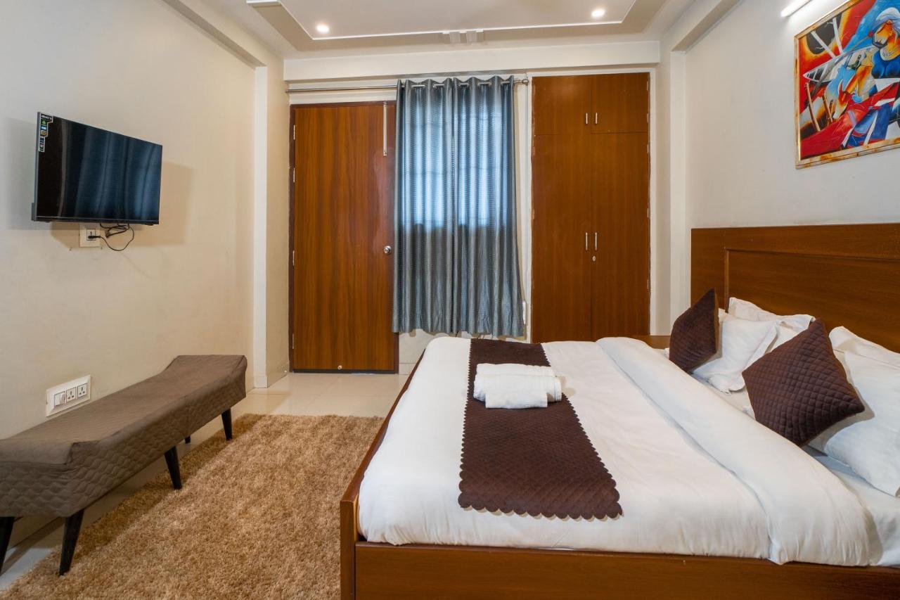 The Lodgers 2 Bhk Serviced Apartment Infront Of Artemis Hospital 구르가온 외부 사진