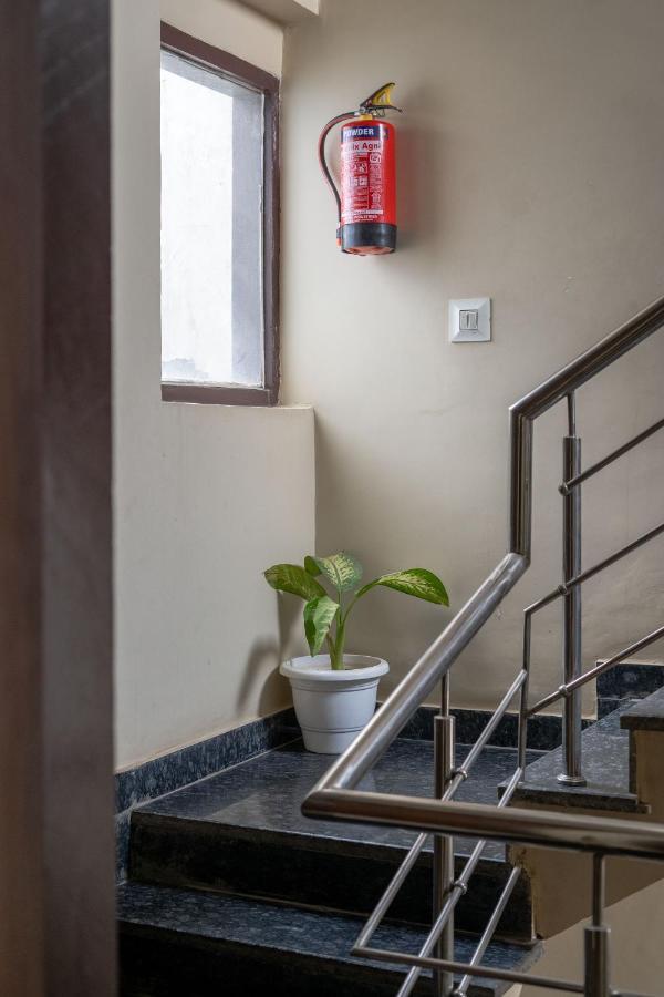 The Lodgers 2 Bhk Serviced Apartment Infront Of Artemis Hospital 구르가온 외부 사진